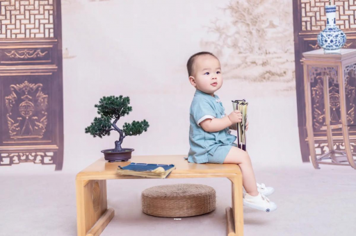 桓台宝宝边吃奶边挣扎烦躁